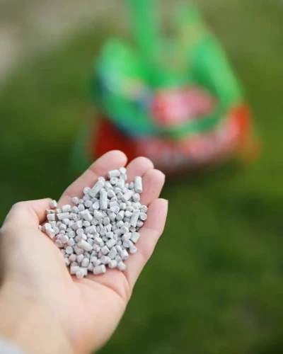 nawóz do trawnika z mączką bazaltową.webp